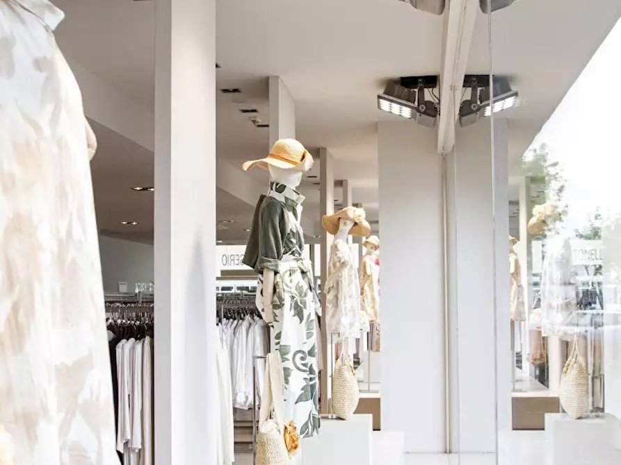 Immagine 2 di Showroom in vendita  a Argelato