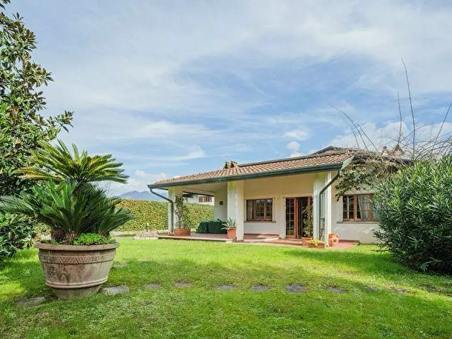 Immagine 1 di Villa in vendita  a Montignoso