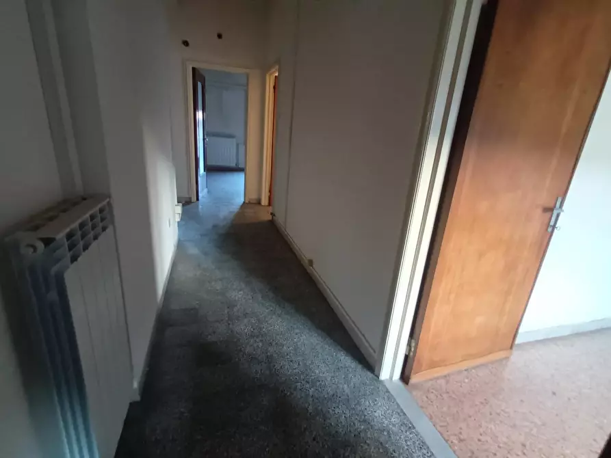 Immagine 10 di Appartamento in vendita  a Lucca