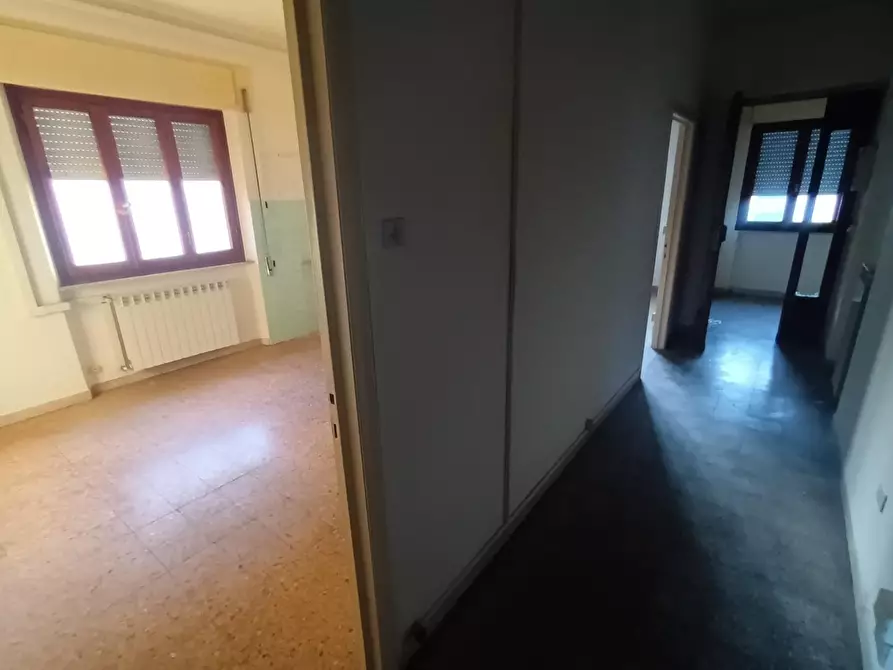 Immagine 19 di Appartamento in vendita  a Lucca