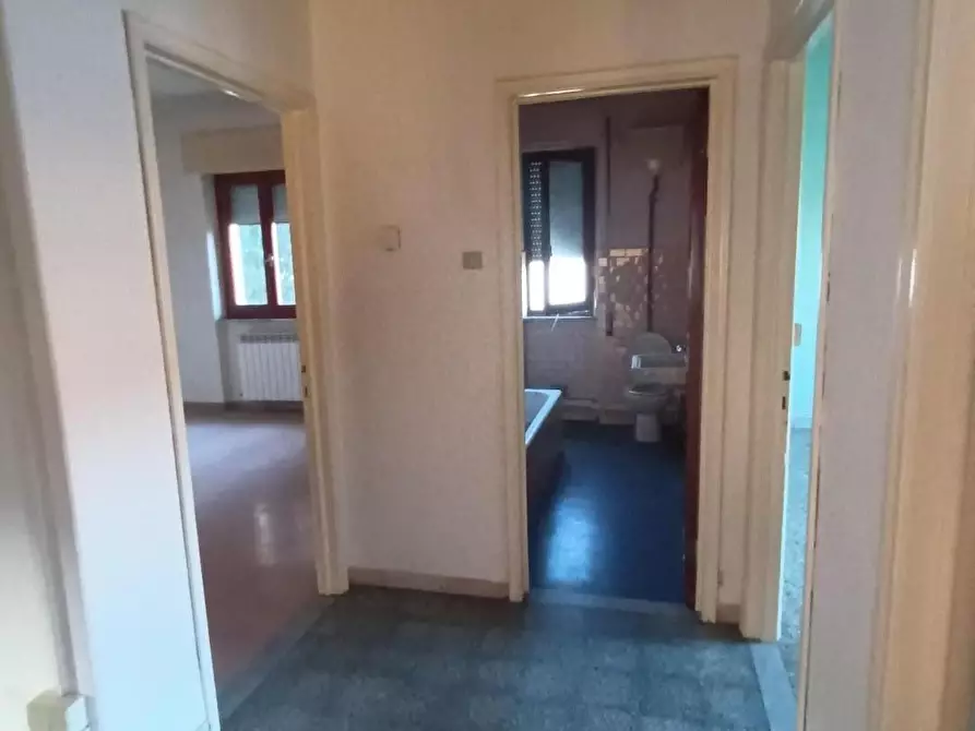 Immagine 17 di Appartamento in vendita  a Lucca