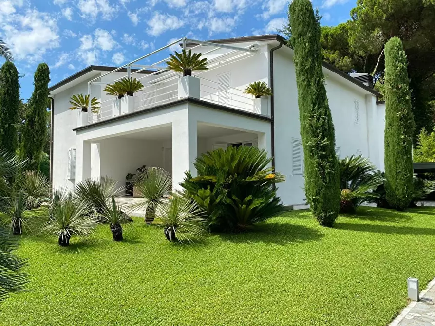 Immagine 1 di Villa in vendita  a Forte Dei Marmi