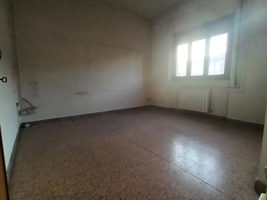 Immagine 28 di Ufficio in vendita  a Lucca