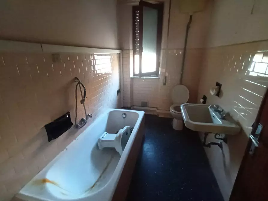 Immagine 24 di Ufficio in vendita  a Lucca