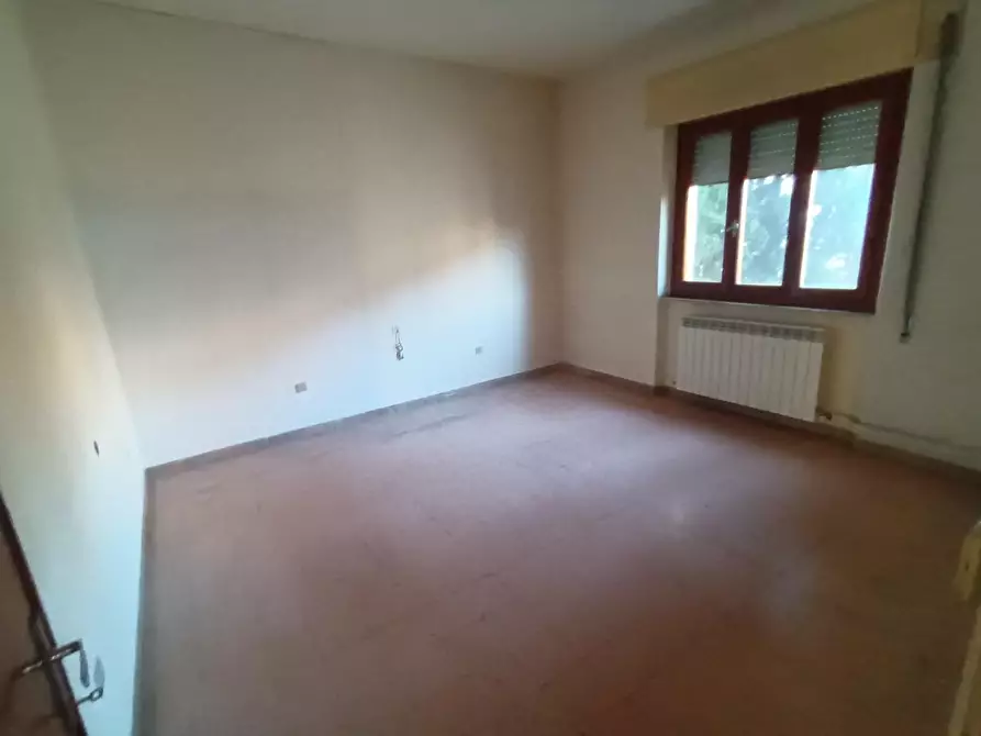 Immagine 21 di Ufficio in vendita  a Lucca