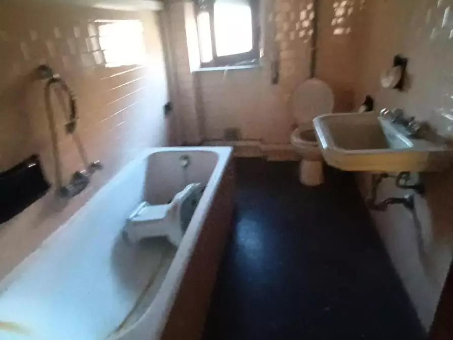 Immagine 23 di Ufficio in vendita  a Lucca