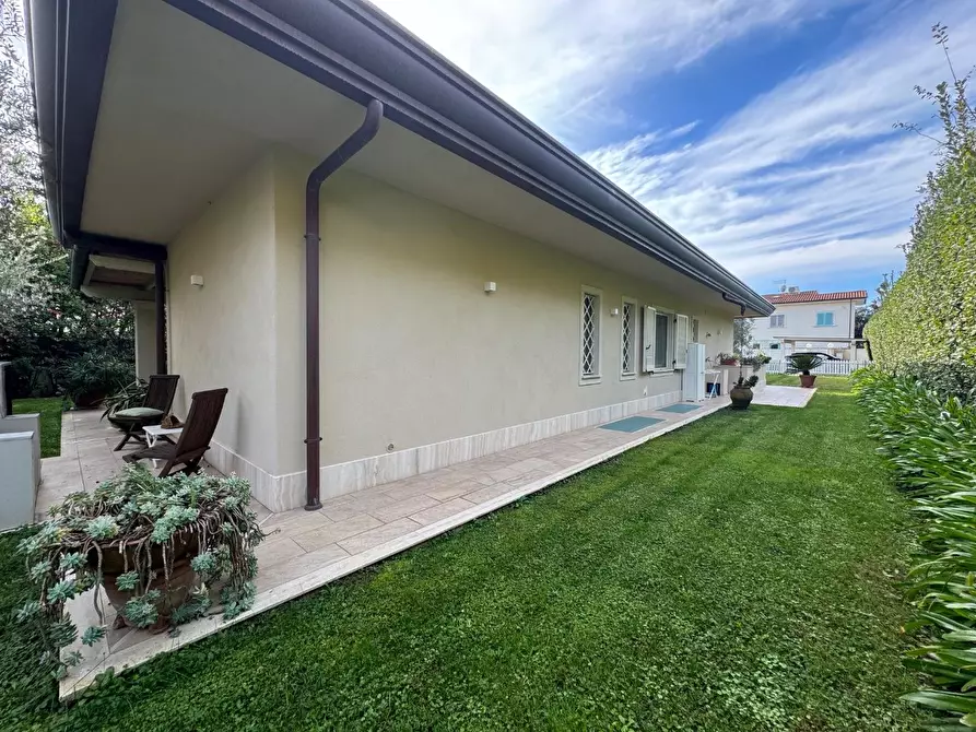 Immagine 37 di Villa in affitto  a Forte Dei Marmi