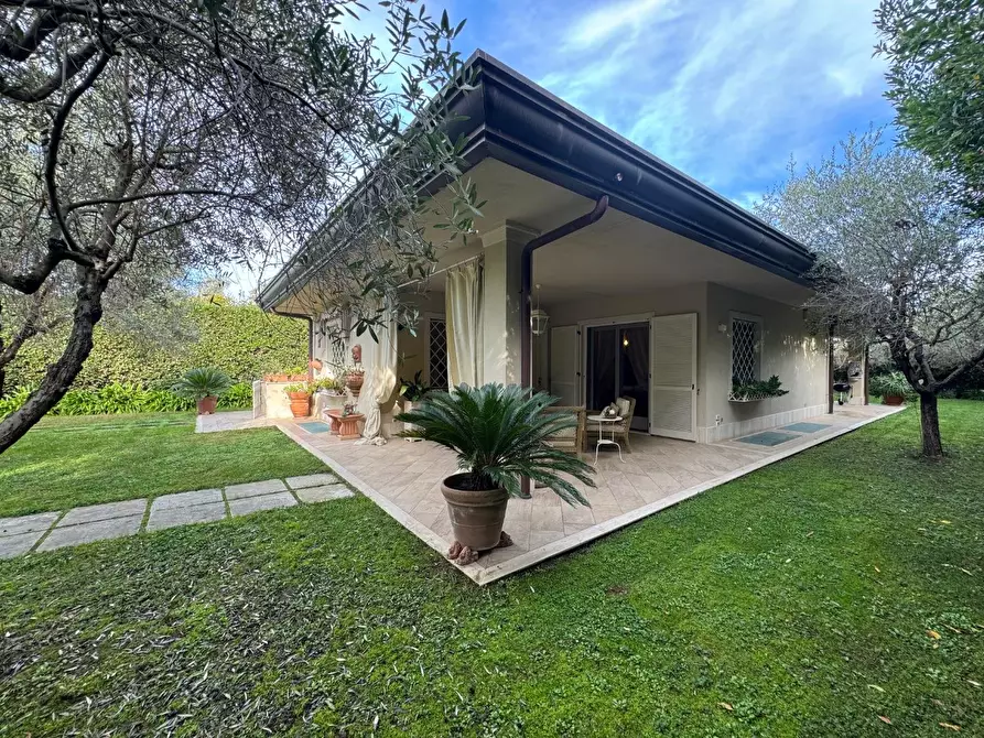 Immagine 1 di Villa in affitto  a Forte Dei Marmi