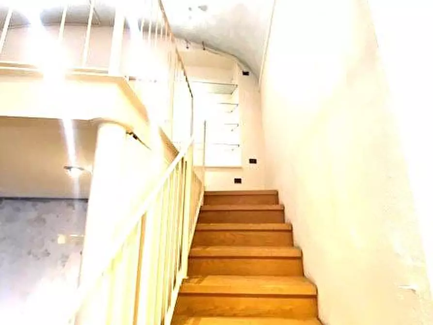 Immagine 2 di Locale commerciale in affitto  a Lucca