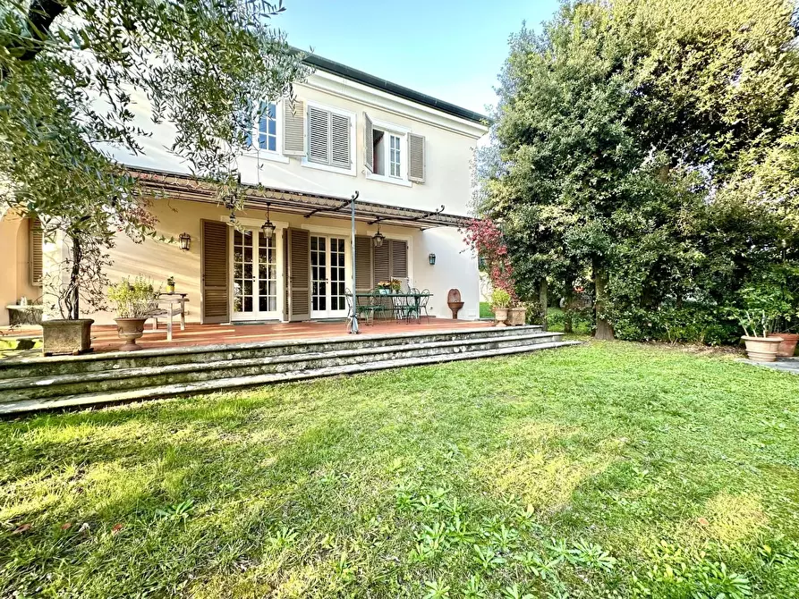 Immagine 6 di Villa in vendita  a Lucca