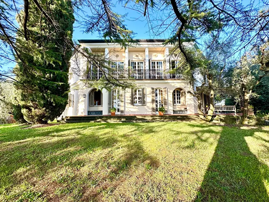 Immagine 4 di Villa in vendita  a Lucca