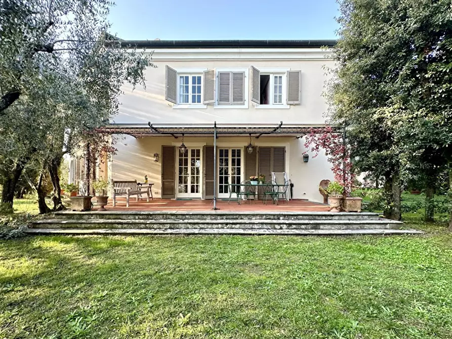 Immagine 42 di Villa in vendita  a Lucca