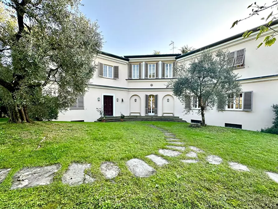 Immagine 1 di Villa in vendita  a Lucca