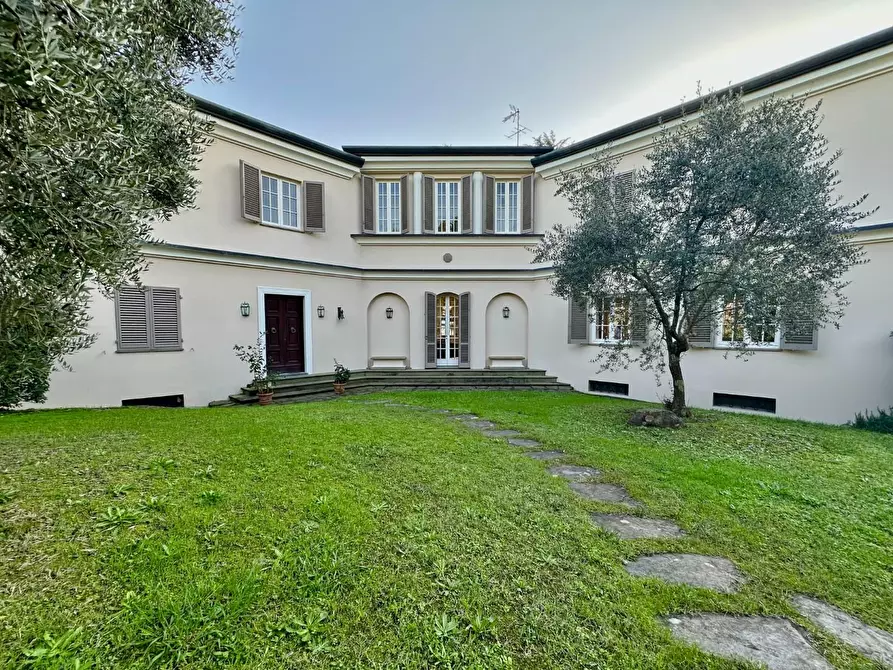 Immagine 38 di Villa in vendita  a Lucca