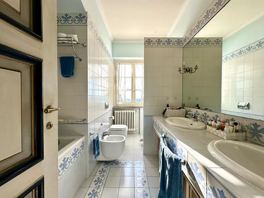 Immagine 23 di Villa in vendita  a Lucca