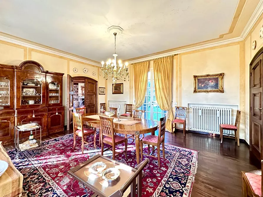 Immagine 11 di Villa in vendita  a Lucca