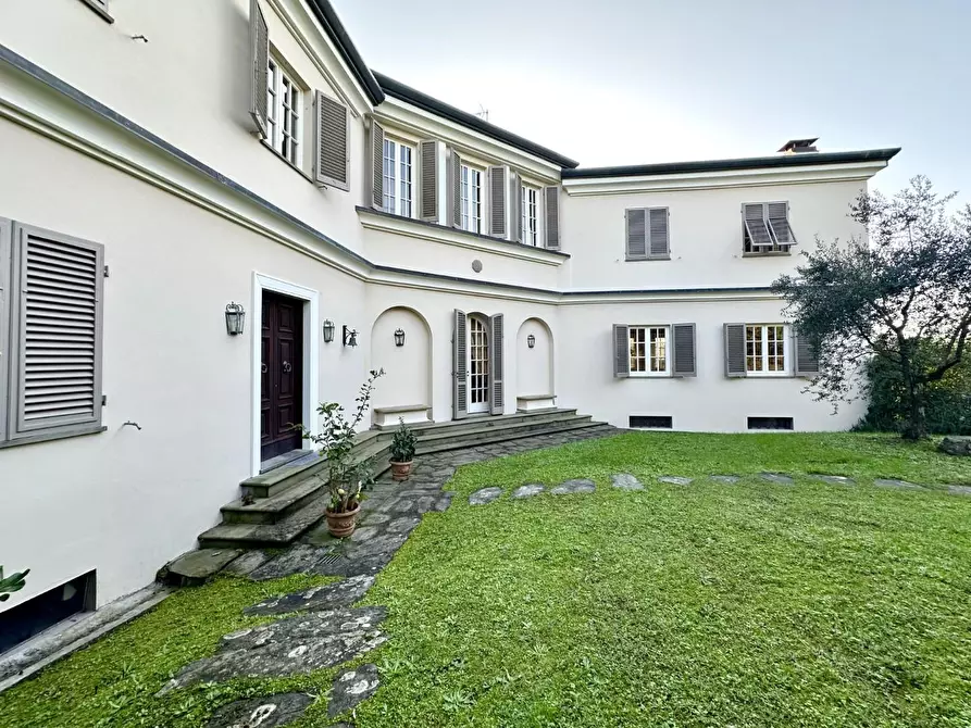 Immagine 2 di Villa in vendita  a Lucca