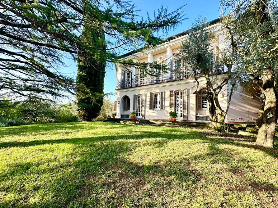 Immagine 3 di Villa in vendita  a Lucca
