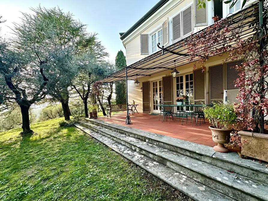 Immagine 5 di Villa in vendita  a Lucca