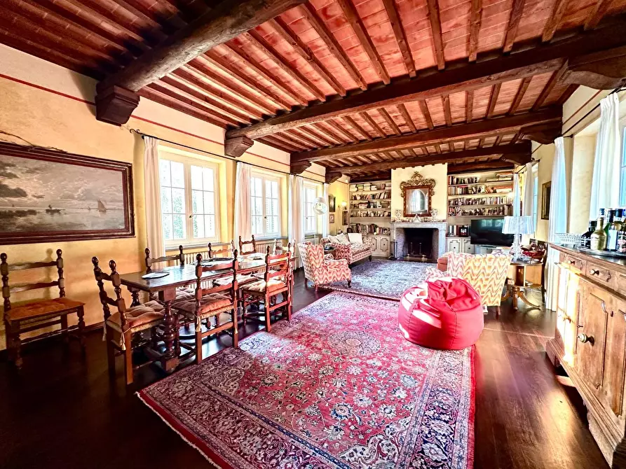 Immagine 9 di Villa in vendita  a Lucca