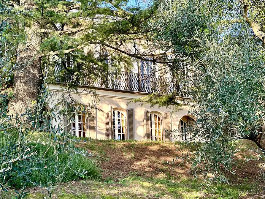 Immagine 7 di Villa in vendita  a Lucca