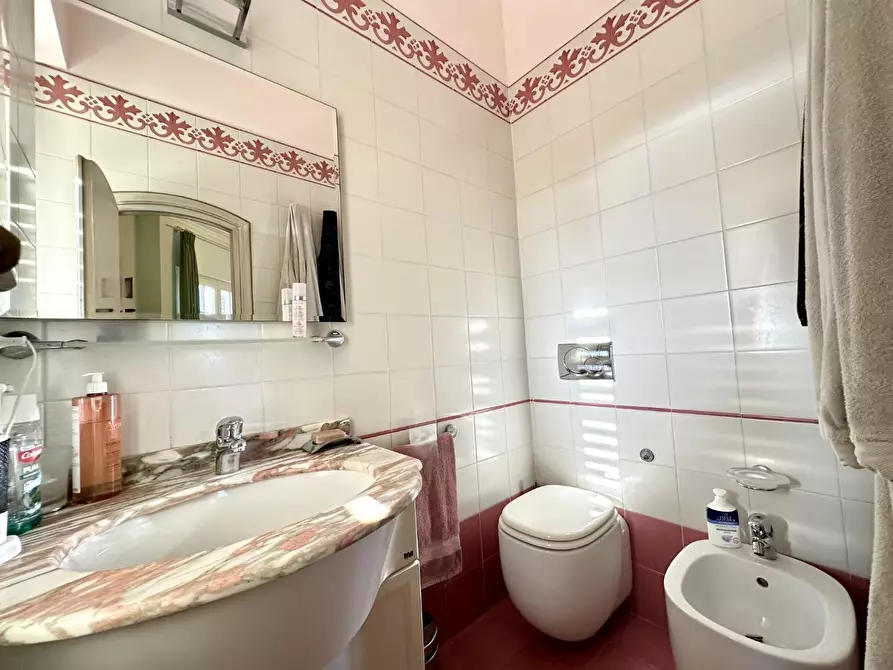 Immagine 34 di Villa in vendita  a Lucca