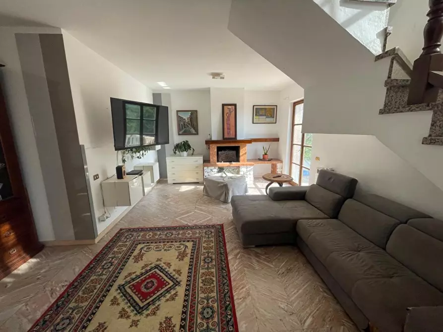 Immagine 2 di Villa in vendita  a Carrara