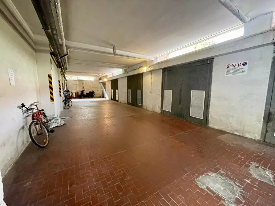 Immagine 4 di Garage in affitto  a Massa