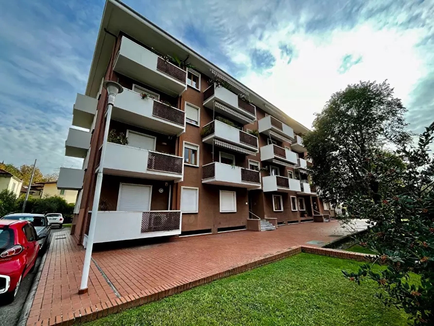 Immagine 7 di Garage in affitto  a Massa