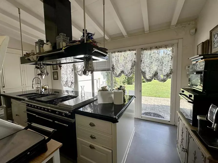 Immagine 7 di Villa in vendita  a Cascina