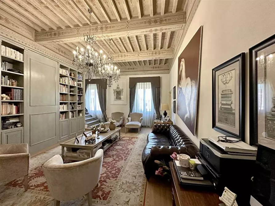 Immagine 2 di Villa in vendita  a Cascina