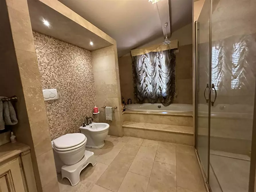 Immagine 21 di Villa in vendita  a Cascina