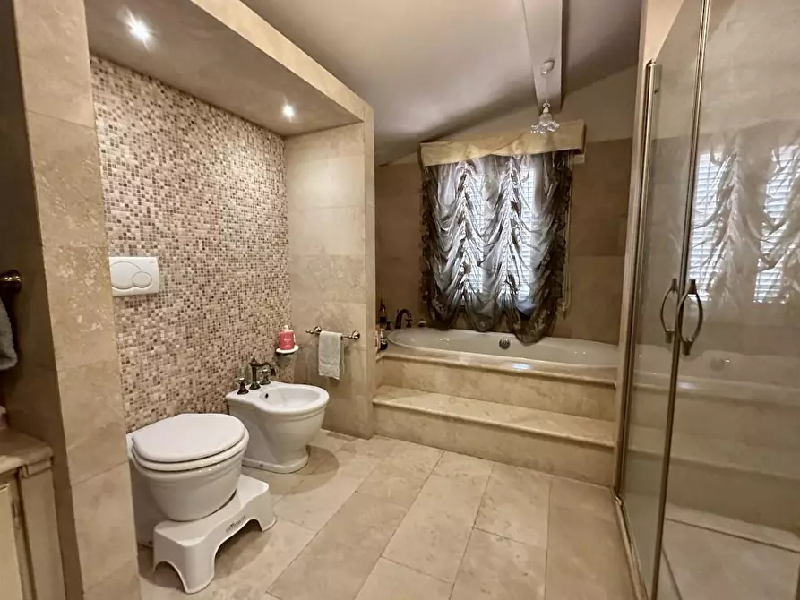 Immagine 9 di Villa in vendita  a Cascina