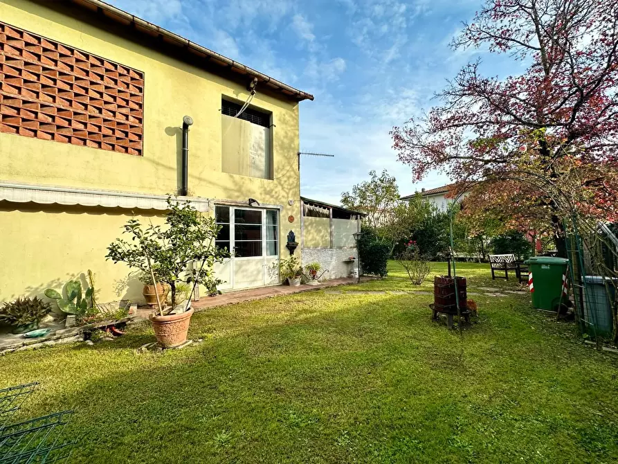 Immagine 4 di Casa indipendente in vendita  a Lucca