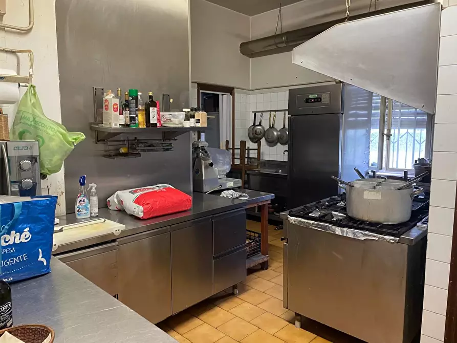 Immagine 12 di Locale commerciale in vendita  a Cavour