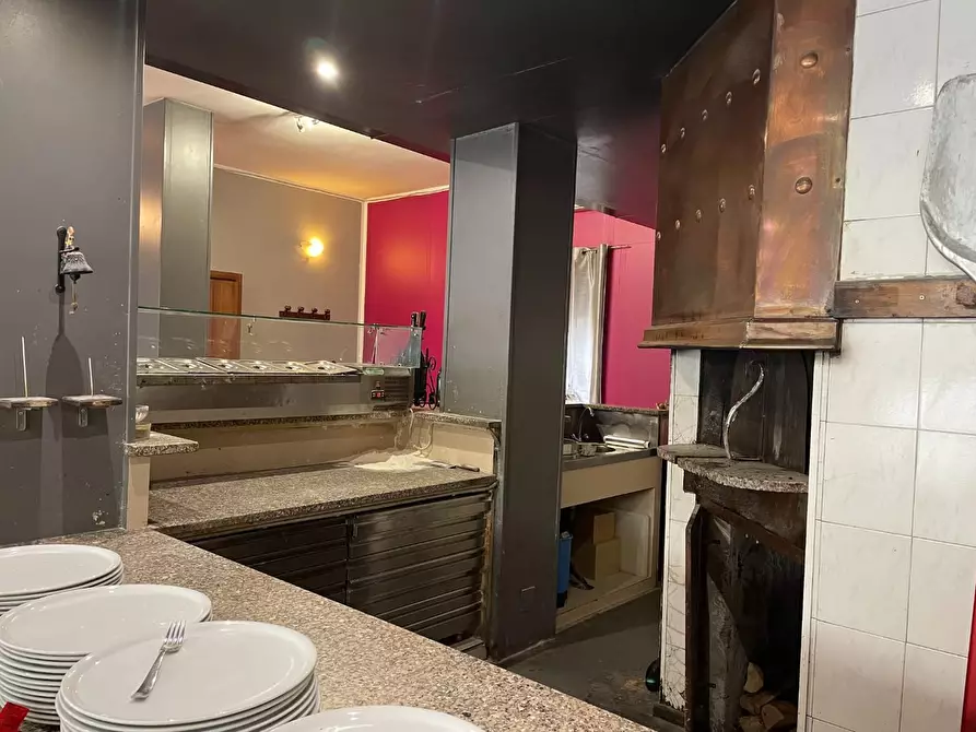 Immagine 10 di Locale commerciale in vendita  a Cavour