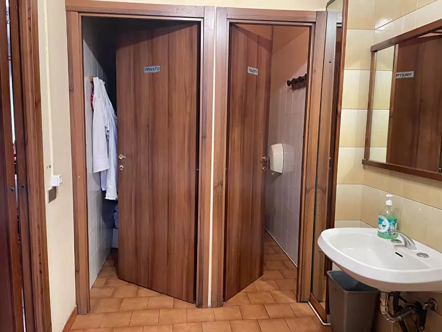 Immagine 6 di Locale commerciale in vendita  a Cavour