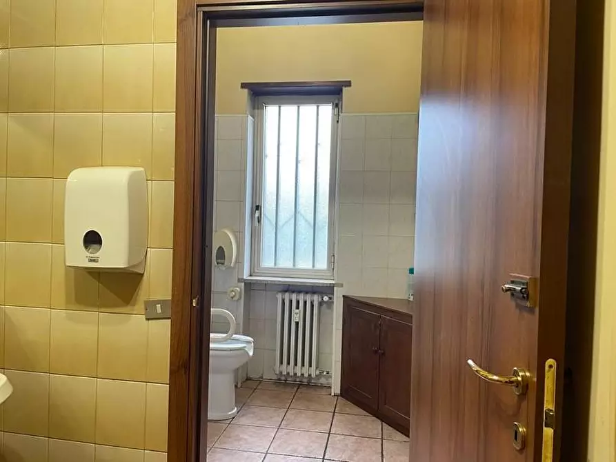 Immagine 7 di Locale commerciale in vendita  a Cavour