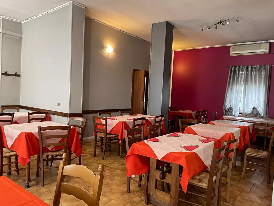 Immagine 2 di Locale commerciale in vendita  a Cavour