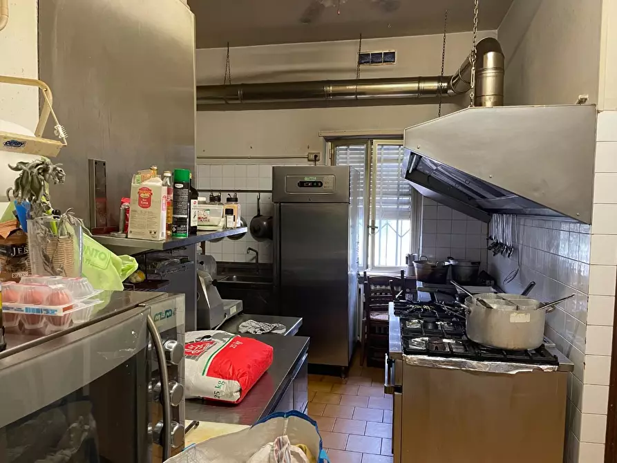 Immagine 11 di Locale commerciale in vendita  a Cavour