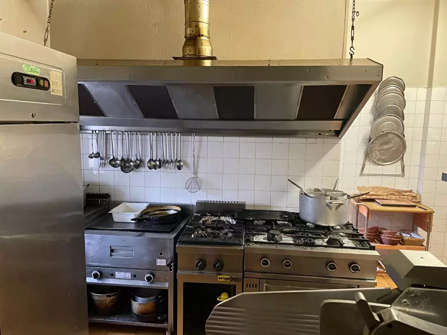 Immagine 13 di Locale commerciale in vendita  a Cavour