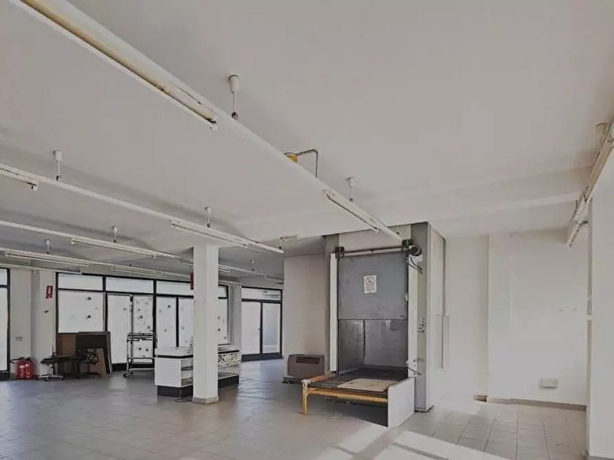 Immagine 2 di Capannone industriale in vendita  a Pontedera