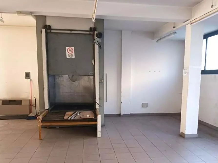 Immagine 5 di Capannone industriale in vendita  a Pontedera