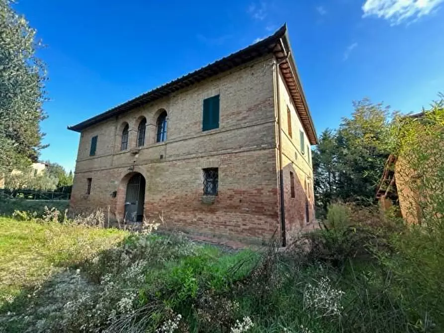 Immagine 1 di Casa colonica in vendita  a Siena