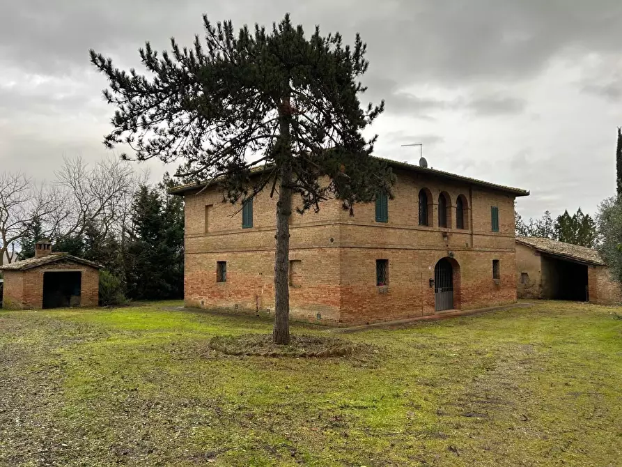 Immagine 1 di Casa colonica in vendita  a Siena