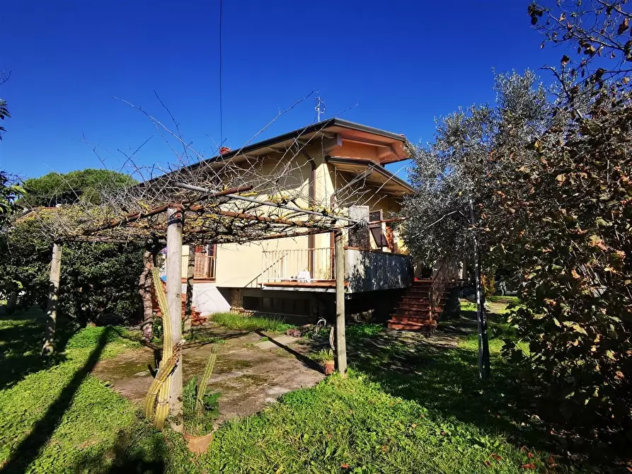 Immagine 1 di Villa in vendita  a Carrara