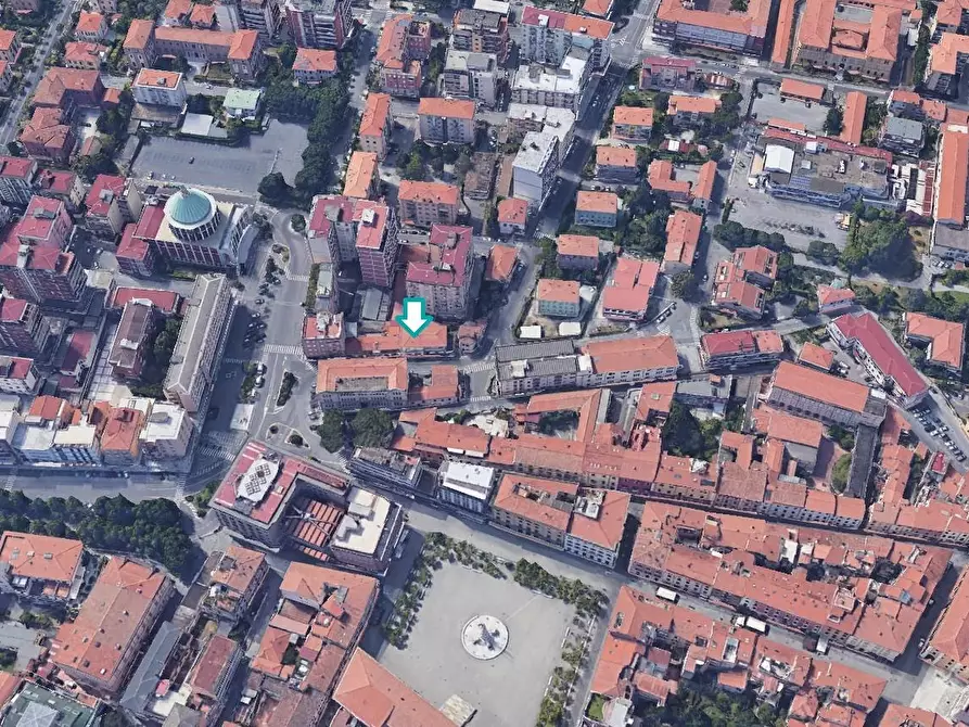 Immagine 2 di Locale commerciale in vendita  a Massa