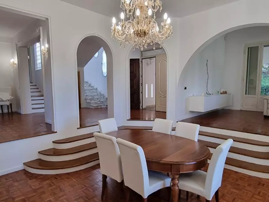 Immagine 1 di Villa in vendita  a San Giuliano Terme