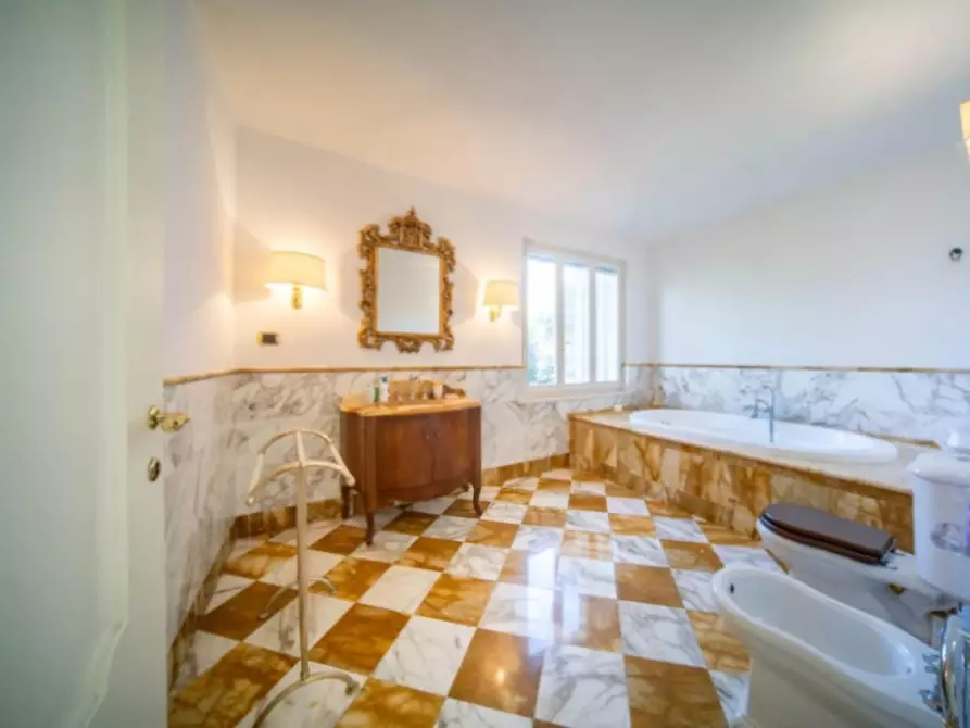 Immagine 18 di Villa in vendita  a San Giuliano Terme