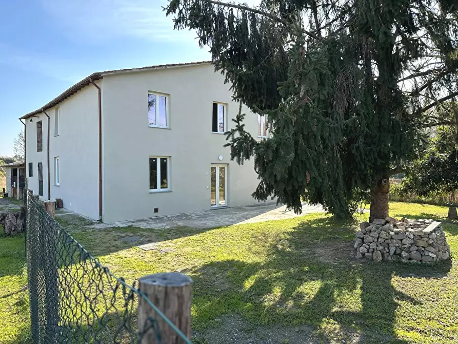 Immagine 1 di Villa in vendita  a Lucca